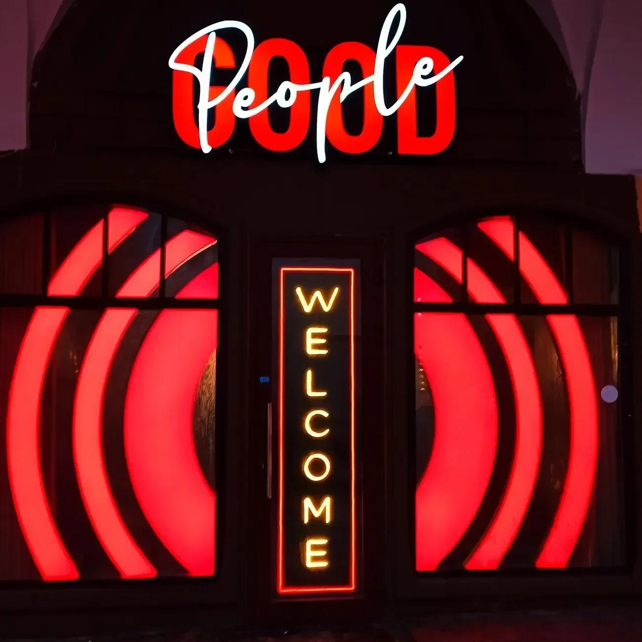 Светящиеся надписи People и WELCOME у входа